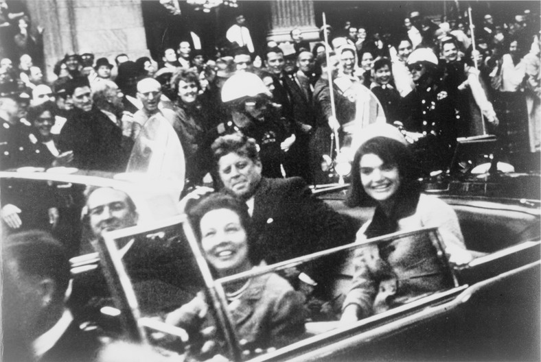 John F. Kennedy z żoną w Dallas na kilka chwil przed zamachem