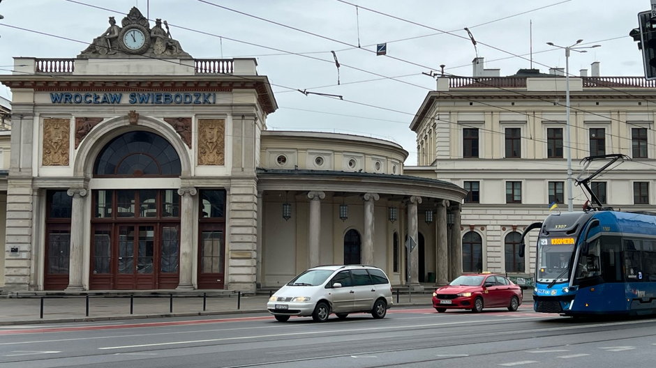 Na Dworze Świebodzki wrócą pociągi po ponad 30 latach Dzięki inwestycji miasta przy tym pięknym dworcu już jeżdżą tramwaje na pierwszym fragmencie TAT