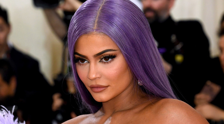 Bombázóként pózolt Kylie Jenner lila szettjében, kislányát is ilyenbe öltöztette halloweenre /Fotó: Northfoto