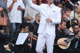 Pevač za kojim su SRPKINJE SEKLE VENE pokazao na sceni VIŠE NEGO ŠTO JE TREBALO: Usred nastupa pantalone pukle na nezgodnom mestu, mnogi se pitaju DA LI JE TO BILO ISPLANIRANO