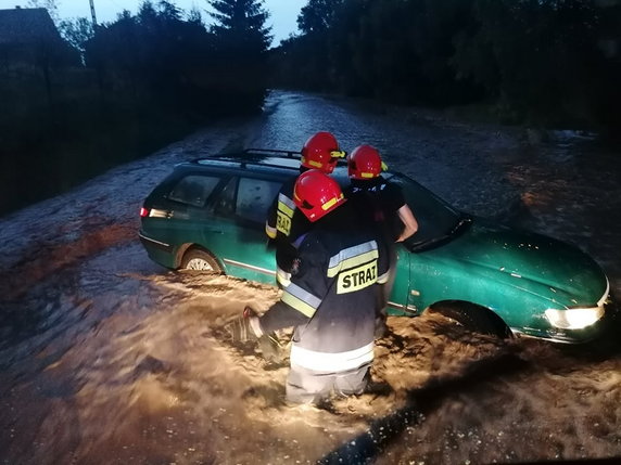 Nowe Brzesko - woda porwała samochód z kierowcą