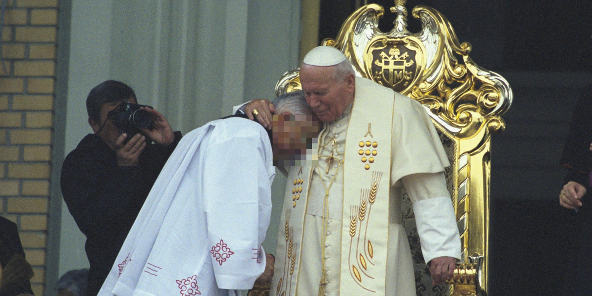 Papież Jan Paweł II przytula kustosza sanktuarium w Licheniu ks. Eugeniusza M.