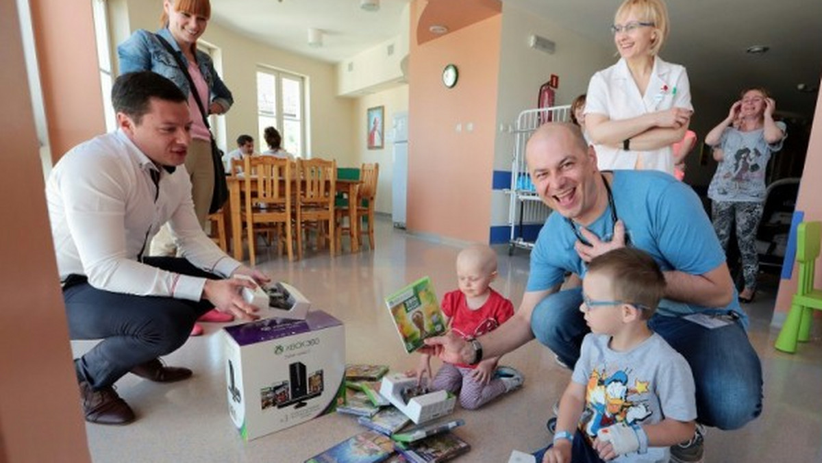 Z okazji Dnia Dziecka wraz ze Szpitalem Klinicznym przy Unii Lubelskiej MM Szczecin zorganizowało zbiórkę gier na konsolę Xbox dla dzieci z Kliniki Pediatrii, Hematologii i Onkologii Dziecięcej. Po tym artykule znalazł się darczyńca.