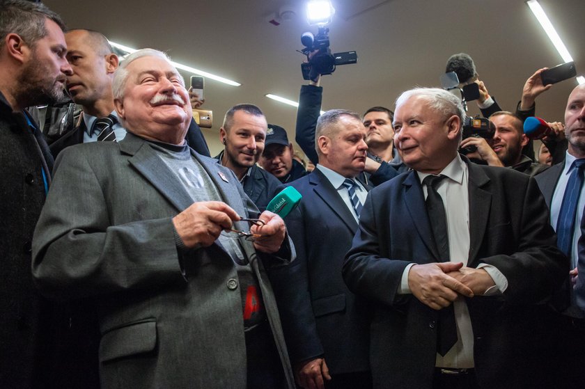 Lech Wałęsa i Jarosław Kaczyński przed wejściem na salę sądową w SO w Gdańsku