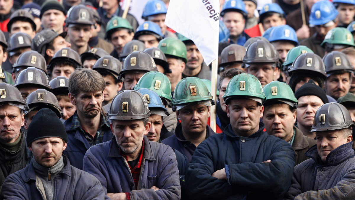 Szefowie chińskich kopalni, którzy zlekceważą polecenie premiera i nie będą zjeżdżać z górnikami pod ziemię, ryzykują majątkiem i karierą. Nowe zarządzenie, mające na celu poprawę bezpieczeństwa w kopalniach, weszło dzisiaj w życie.