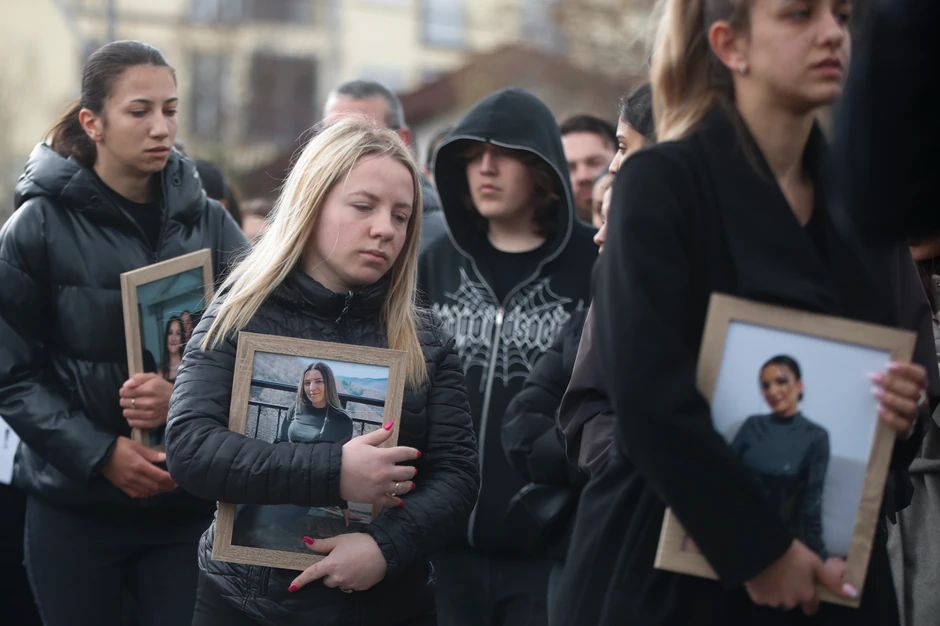 Suze u očima, neopisiv bol zbog izgubljenih mladih života i jecaji koji paraju nebo...