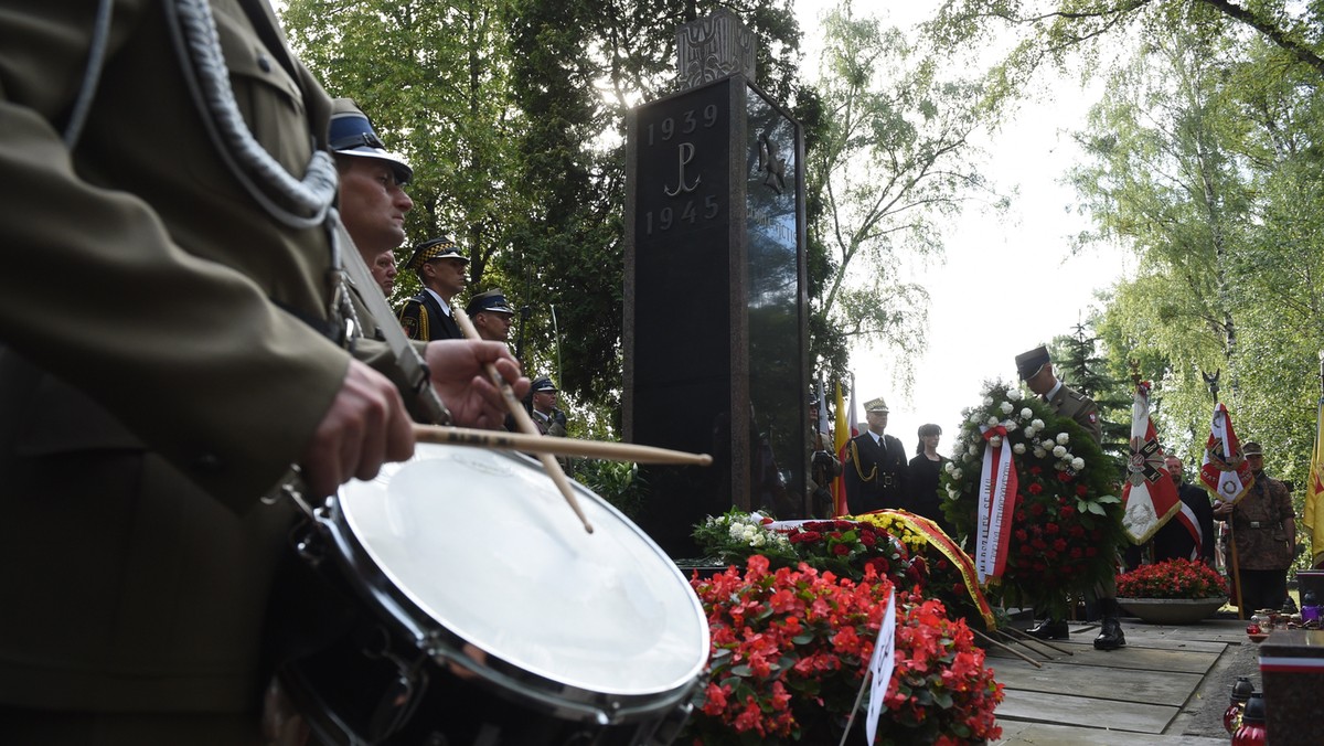 W 71. rocznicę wybuchu powstania warszawskiego przedstawiciele władz i kombatanci złożyli wieńce i oddali hołd bohaterom zrywu przed pomnikiem Gloria Victis na Wojskowych Powązkach. Choć nie obyło się bez gwizdów i buczenia, to było ich mniej niż w minionych latach.