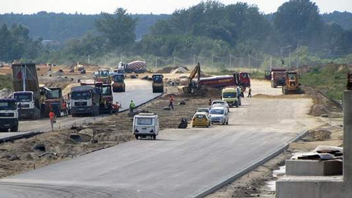 "Nowiny24": Generalna Dyrekcja Dróg Krajowych i Autostrad wybrała wykonawcę, który dokończy budowę autostrady na odcinku Dębica-Tarnów. Będzie miał na to półtora roku.