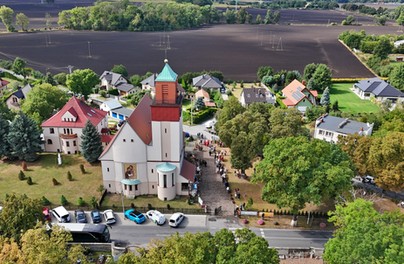 Żórawina nie krzyczy. Olśniewa ciszą i historią ukrytą w murach, drzewach…