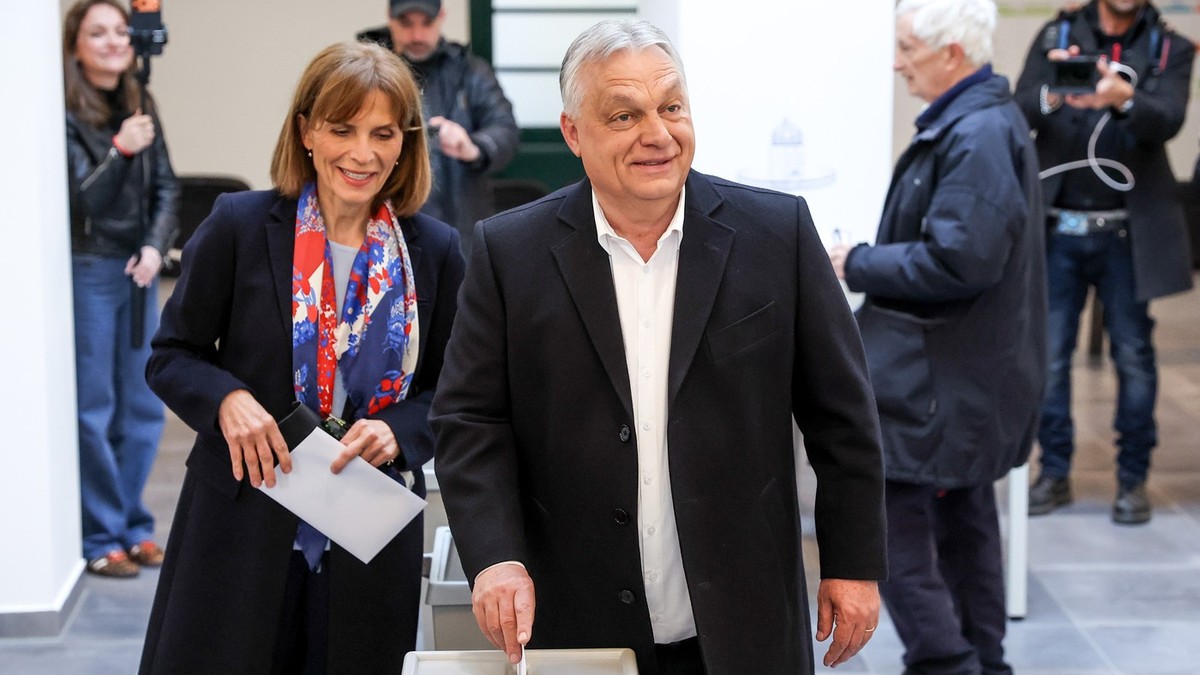 Viktor Orban sa suprugom danas na glasanju