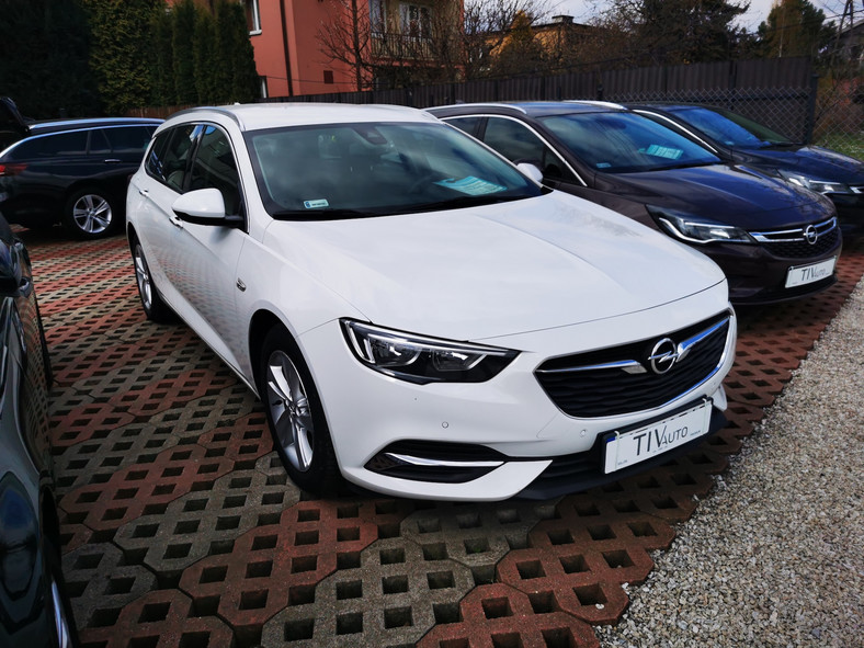 Opel Insignia 2.0 CDTI/170 KM z 2017 roku zwana niegdyś "Królową Lawet" to wydatek 74 900 zł. Ma trochę zalet, m.in. dotąd była w rękach jednego właściciela