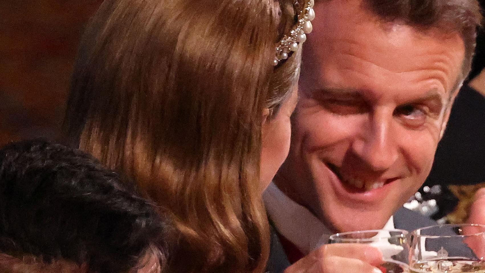 Princezná Kate a francúzsky prezident Emmanuel Macron si pripíjajú na štátnom bankete pre neho a jeho manželku Brigitte Macron na hrade Windsor v grófstve Berkshire v Británii, 8. júla 2025. Ludovic Marin/Pool via REUTERS