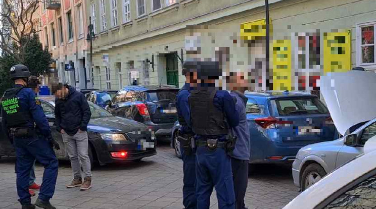 Elfogták a gyömrői autókat lopó, majd porig égető két férfit / Fotó: Police.hu /