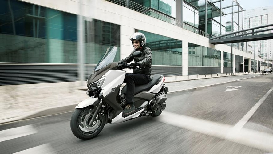 <strong>Większe skutery poza kat. A</strong>
<br><br>
Posiadacze prawa jazdy kat. B, aby przesiąść się na motocykl z automatyczną skrzynią biegów, o pojemności do 125 cm sześciennych, nie muszą już zdobywać dodatkowych uprawnień. Jest tylko jeden warunek, należy posiadać prawo jazdy kat. A od co najmniej trzech lat