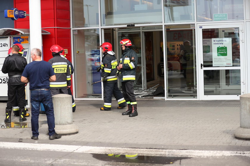 Furiat wjechał traktorem do Tesco w Stalowej Woli