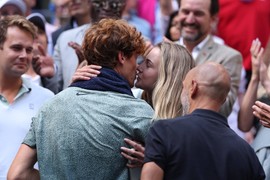 VANSERIJSKI LEPA BOSANKA nova Sinerova devojka? Pre njega LJUBILA ŠUMAHERA, a sad se šunja po Vimbldonu i raspaljuje maštu - meč sa Đokovićem REŠAVA DILEMU