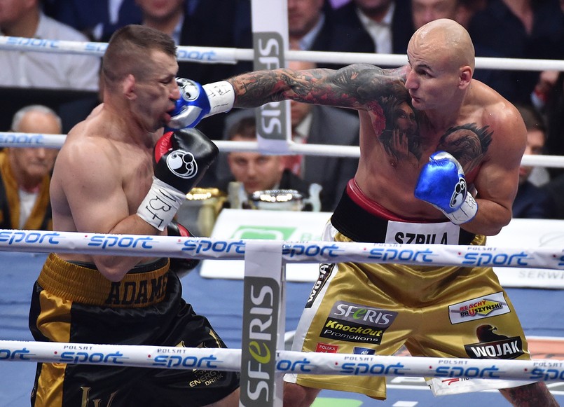 Artur Szpilka (P) pokonał Tomasza Adamka (L) w pojedynku wagi ciężkiej podczas gali Polsat Boxing Night III w Krakowie. Decyzją sędziów Szpilka wygrał jednogłośnie na punkty.