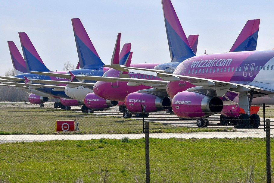 - Wizz Air spodziewa się stopniowego wzrostu popytu wraz z powrotem podróży biznesowych i turystycznych. Obecnie działamy na poziomie 10 proc. przepustowości i przewidujemy wzrost do 70 proc. w ciągu najbliższych trzech miesięcy - informuje przewoźnik.