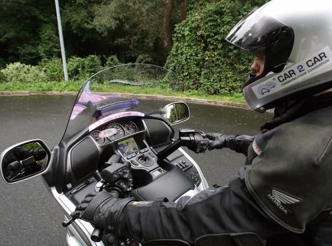 Układ przelicza wszystkie informacje i na tej podstawie potrafi określić, czy pojazdy są na kursie kolizyjnym. Alarm pozwala obu kierowcom znacznie wcześniej zwolnić i przygotować się do zatrzymania, by uniknąć kraksy