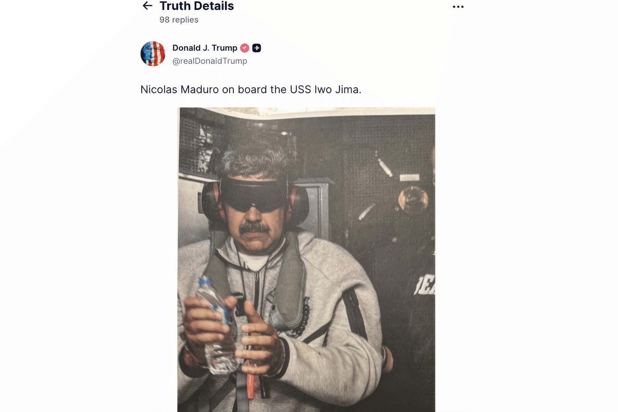 Na snímke, ktorú zverejnil Donald Trump na vlastnej sociálnej sieti, je Nicolás Maduro po zadržaní americkými zložkami.