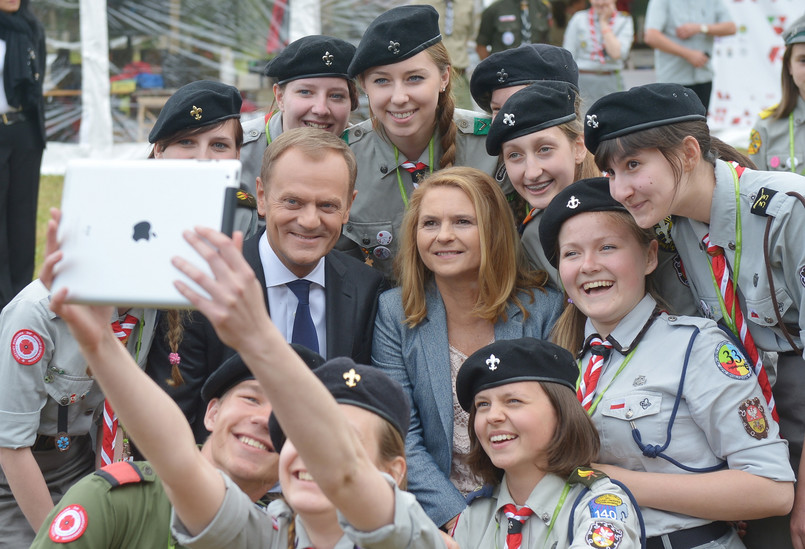 Szef polskiego rządu z żoną pozują do wspólnego zdjęcia podczas wizyty w obozie harcerskim znajdującym się na Monte Cassino