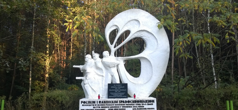 Moskwa broni pomnika polskich i radzieckich spadochroniarzy pod Sokołowem