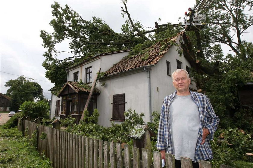 100-letni dąb zwalił się na dom państwa Szczyglak