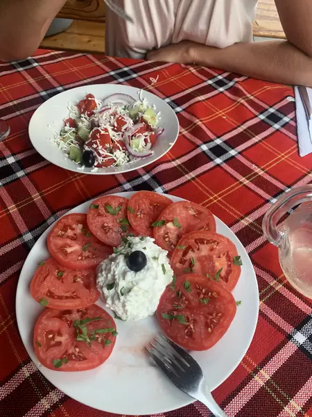 Sałatka z pomidorów i twarogiem z koprem. W tle szopska sałatka