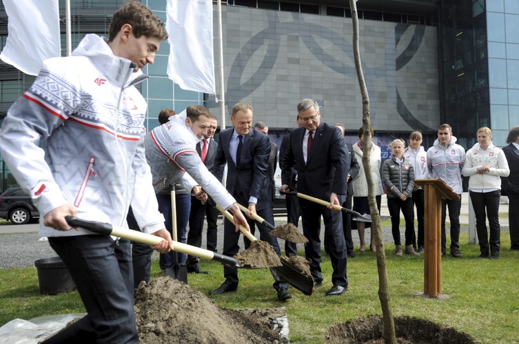 Komorowski i Tusk ze Stochem i Bródką zasadzili 'Dąb Wolności'
