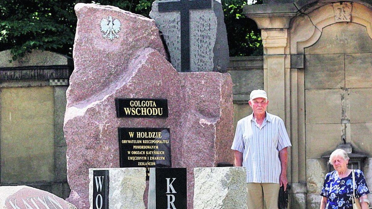 "Polska Gazeta Wrocławska": Gdy w 2009 roku w Chojnowie stawiano obelisk Golgota Wschodu, Jan Kowalski nie żałował pieniędzy z renty na tablicę - podobnie jak inni członkowie miejskiego Koła Sybiraków. Ziarnko do ziarnka i uzbierano 2 tys. zł. Potem organizacja oddelegowała Kowalskiego jako swego przedstawiciela do zespołu, który uzgadniał treść napisu.