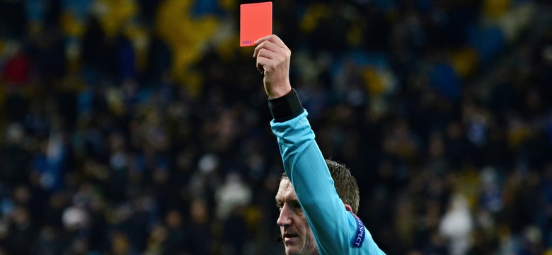 Sędziowie będą mogli karać piłkarzy czerwonymi kartkami za umyślny kaszel