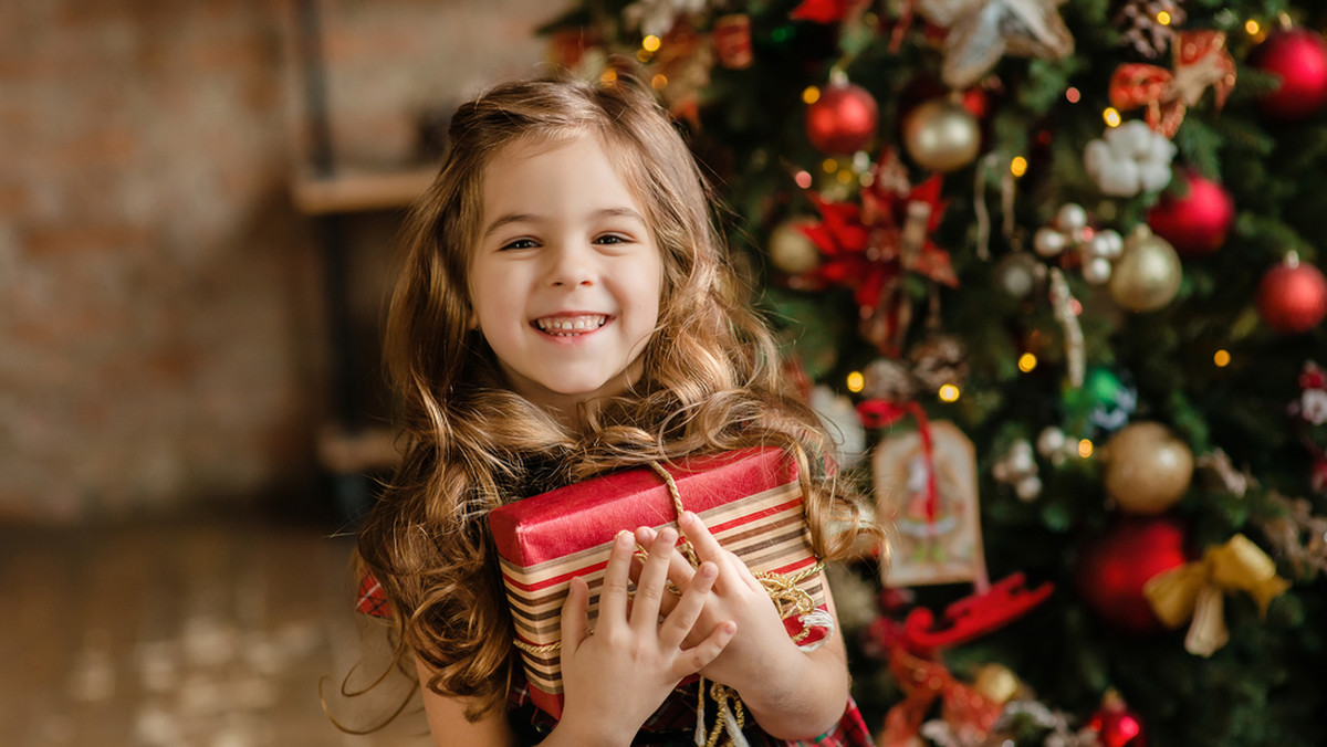 Święta Bożego Narodzenia, zaraz po letnich wakacjach, to chyba najbardziej wyczekiwany przez dzieci okres w roku. Początek grudnia upływa więc na gorączkowych poszukiwaniach prezentów świątecznych i jak co roku pojawia się pytanie, co kupić dziecku, które teoretycznie już wszystko ma?
