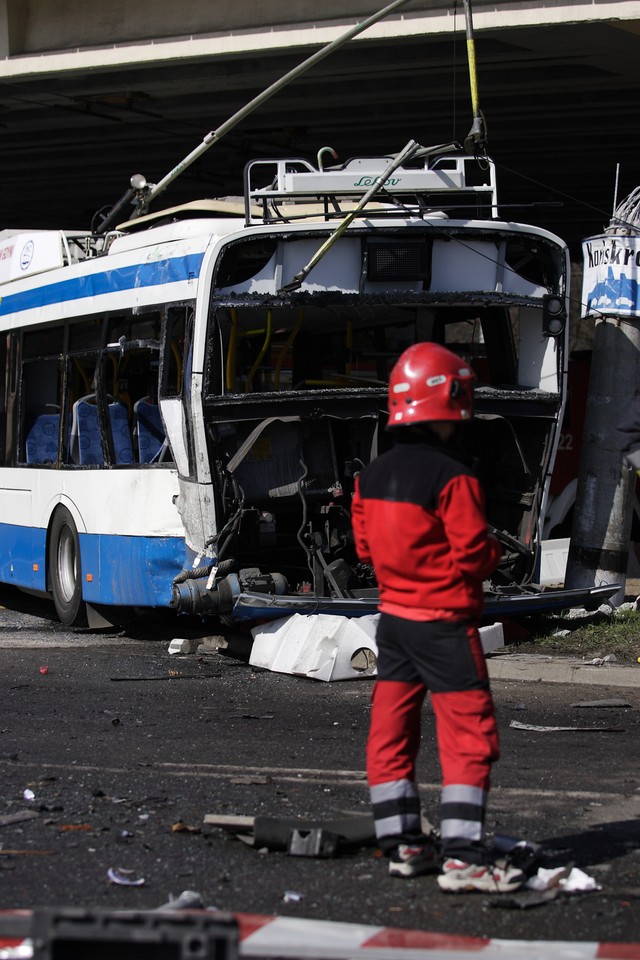 Zderzenie trolejbusa z ciężarówką, fot. PAP/Jan Dzban