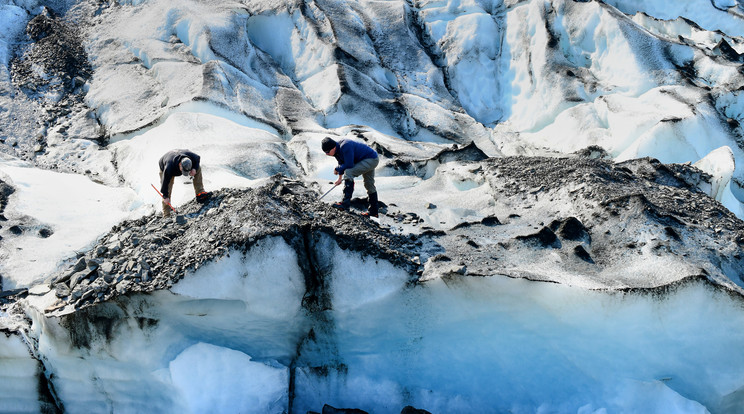 Ryan Carter és Austin Bean a keresőosztag tagjai kutatnak a Colony Glacieren./Fotó : Northfoto