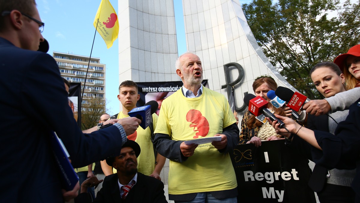 Przed Sejmem, który dziś debatuje nad dwoma obywatelskimi projektami dotyczącymi aborcji, demonstrują przeciwnicy zaostrzania przepisów aborcyjnych. Protestowi towarzyszy kontrmanifestacja ruchów pro-life.