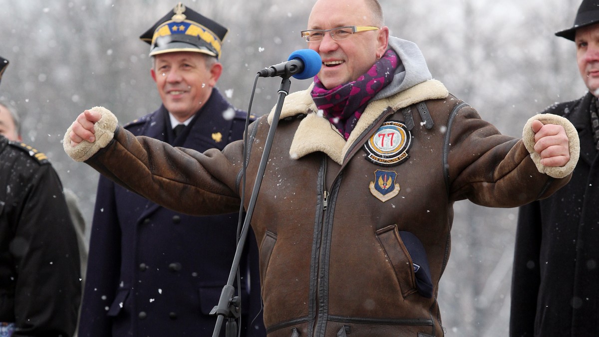 Sprzęt za ponad 2,6 mln zł przekazała w sobotę w Warszawie Ochotniczym Strażom Pożarnym Wielka Orkiestra Świątecznej Pomocy. Motopompy i agregaty prądotwórcze kupiono za pieniądze zebrane podczas lipcowej akcji "Stop powodziom". Uroczyste przekazanie odbyło się w sobotę w na Placu im. Józefa Piłsudskiego w Warszawie.