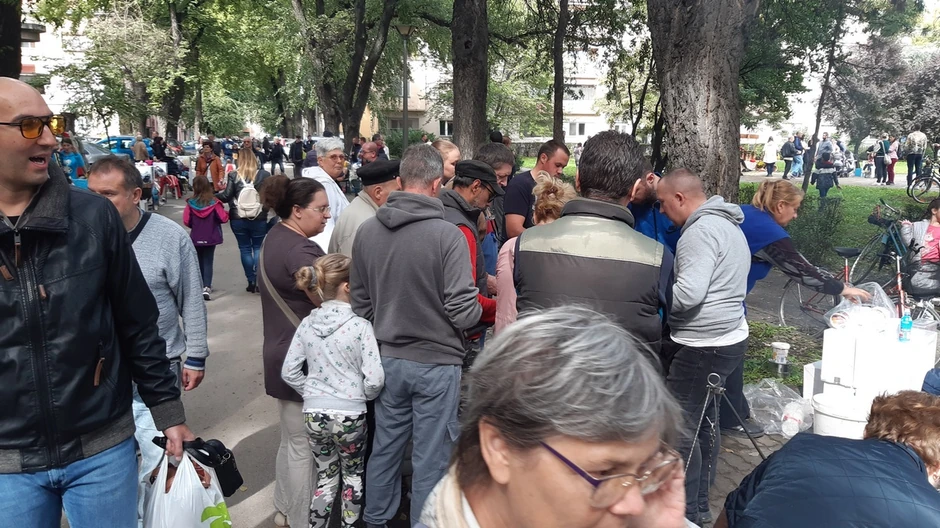 Gužva na humnitarnom bazaru i kotliću u Subotici