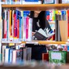 Žena u biblioteci, ilustracija