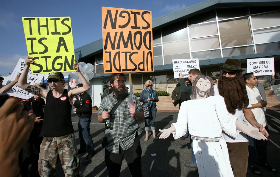 Skup ispred zatvorene radio stanice Harolda Kampinga 21. maja 2011. u Oklandu, Kalifornija