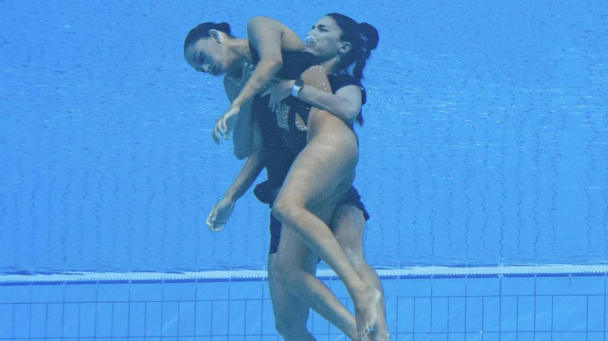 Horror a medencében, sokkoló képek a budapesti úszó Vb-n: edzője mentette ki az ájult szinkronúszó nőt a medencéből, verseny közben