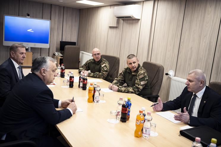 Az ülésen Benkő Tibor honvédelmi miniszter, Pintér Sándor és Varga Mihály miniszterelnök-helyettesek, Gulyás Gergely, a Miniszterelnökséget vezető miniszter, Rogán Antal, a miniszterelnök kabinetfőnöke, Ruszin-Szendi Romulusz, a Magyar Honvédség parancsnoka, Kovács József nemzeti információs államtitkár valamint a nemzetbiztonsági szolgálatok vezetői vettek részt / Fotó: MTI Miniszterelnöki Sajtóiroda/Fischer Zoltán