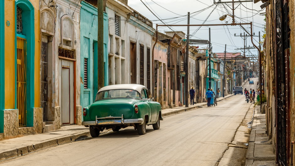 Stare domy mieszkalne w centrum Santiago De Cuba na Kubie