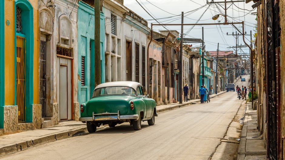 Stare domy mieszkalne w centrum Santiago De Cuba na Kubie