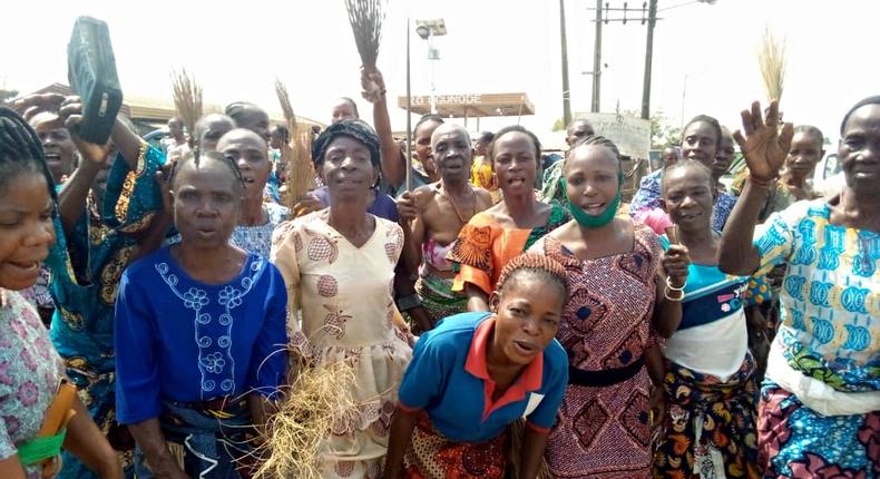 Niger-Delta women beg suspects in soldiers' killing to surrender [Punch Newspapers]