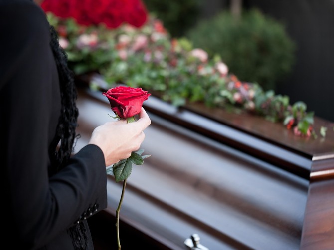 Došla da se oprosti od mame pre sahrane, a kada su pogrebnici otvorili kovčeg sledila se od prizora
