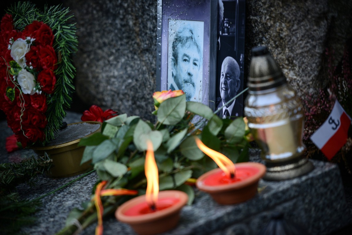 Obchody 12. rocznicy śmierci płk Ryszarda Kuklińskiego na wojskowych Powązkach