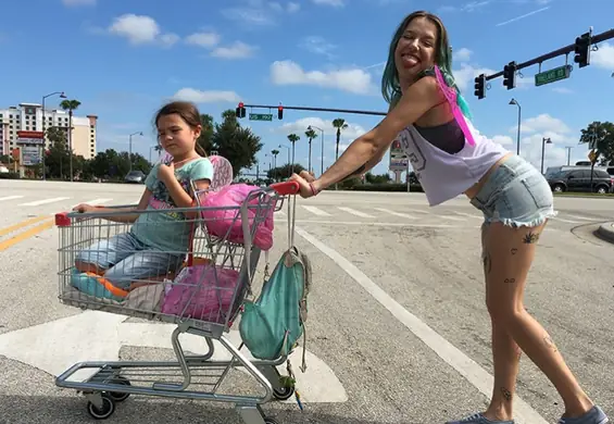 Pastelowy slums i życie skazane na porażkę. „The Florida Project” zdejmuje różowe okulary