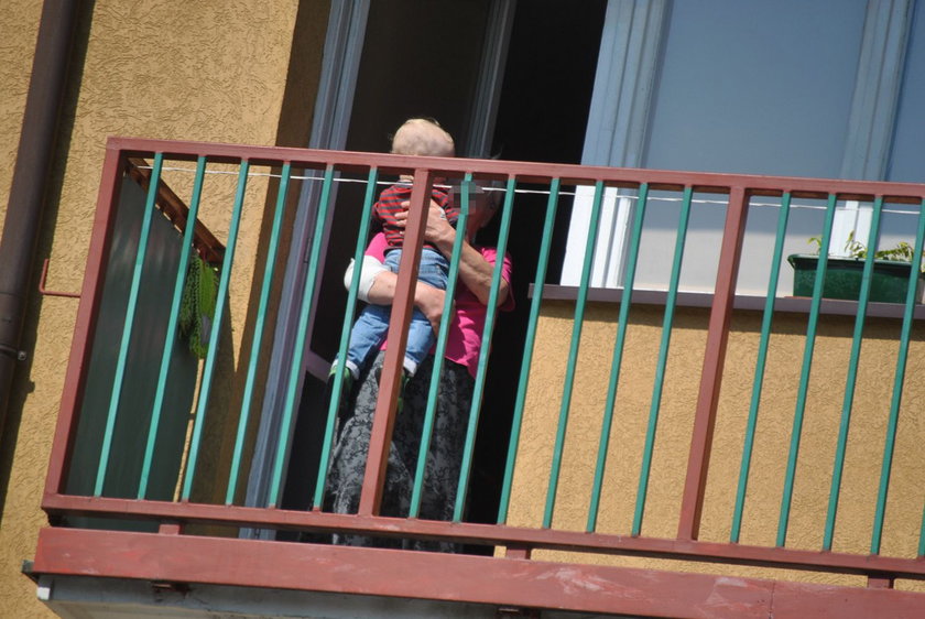 Staruszka zatrzasnęła się na balkonie. W środku małe dziecko 