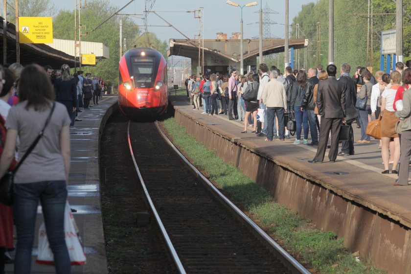 Kolejarze do końca lipca wymieniają tory. Utrudnienia na linii pruszkowskiej