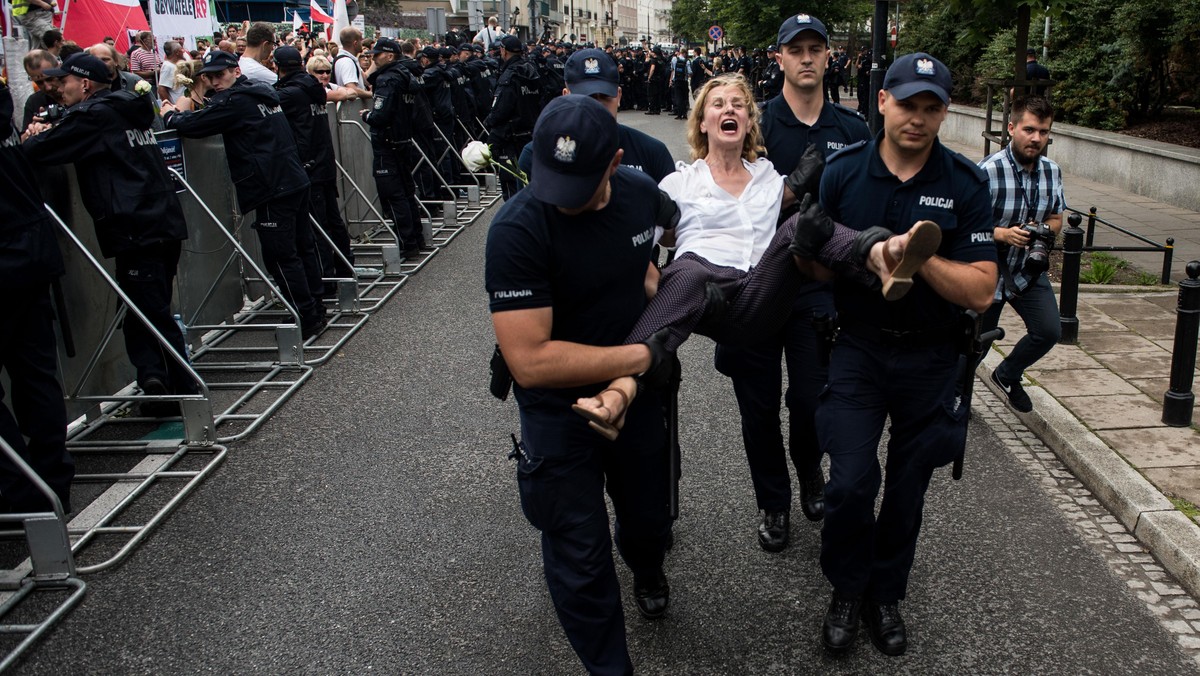 Demonstracje pod Sejmem po przeglosowaniu ustawy o Sadzie Najwyzszym